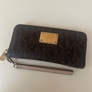 Micheal Kors Zip Around Wallet